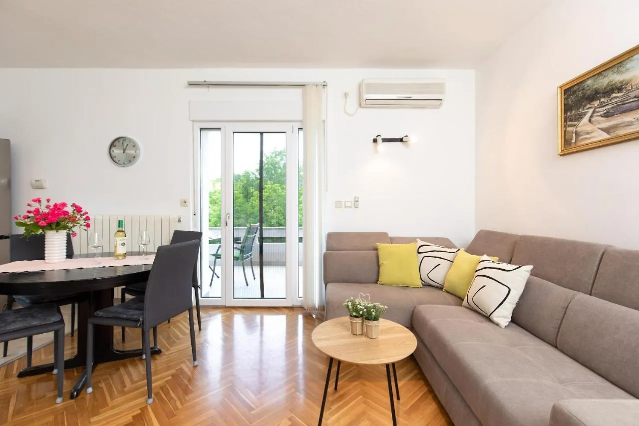 Apartments House Risika 0*,